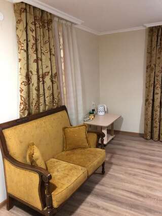 Гостевой дом Guesthouse Venera Местиа Трехместный номер Делюкс-11